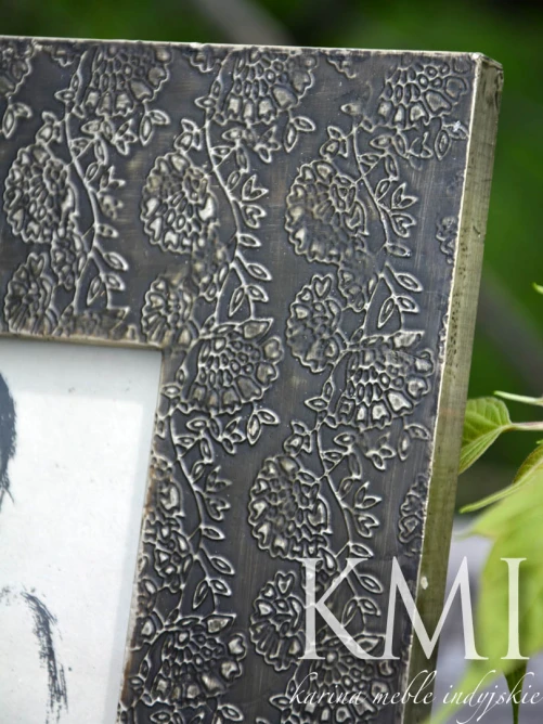 Ciemna dekoracyjna ramka z efektem postarzenia i florystycznymi detalami