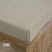 zblizenie na tapicerowane siedzisko lawka drewniana meble drewniane