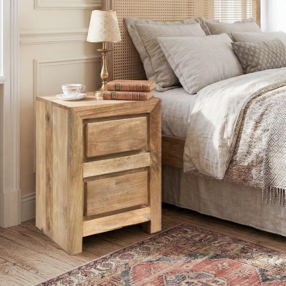 drewniana szafka nocna z drewna mango z dwiema szufladami obok lozka w sypialni meble drewniane