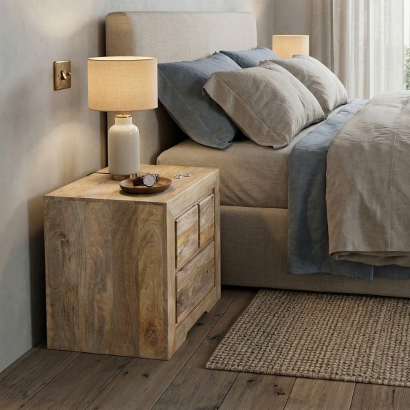 szafka nocna z szufladami przy lozku z drewna mango w jasnej sypialni meble drewniane