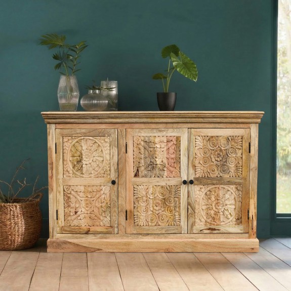 komoda indyjska boho loco w salonie naturalne meble z drewna mango