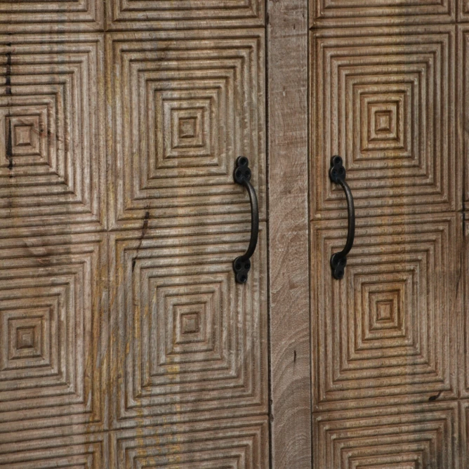 zblizenie na geometryczne rzezbienia frontow i metalowe uchwyty szafa drewniana meble rustykalne