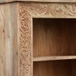 zblizenie na rzezbienia ramy biblioteczka drewniana meble boho