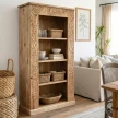 biblioteczka drewniana w salonie aranzacja wnetrza meble boho