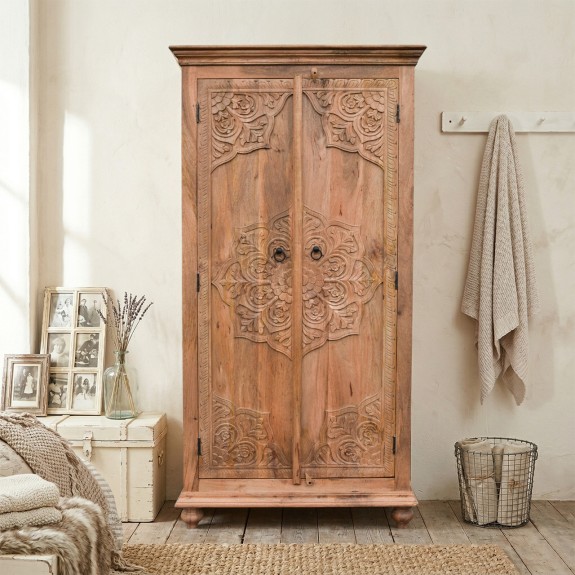 rzezbiona szafa z drewna mango z motywem mandali w jasnej sypialni meble orientalne