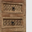 detale rzeźbionych frontów szuflad meble orientalne drewno patynowane