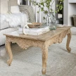 meble indyjskie stolik drewniany 120x60 rzeźbiony boho jasne drewno mango w salonie