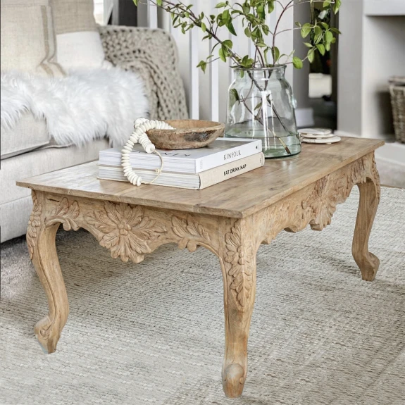 meble indyjskie stolik drewniany 120x60 rzeźbiony boho jasne drewno mango w salonie