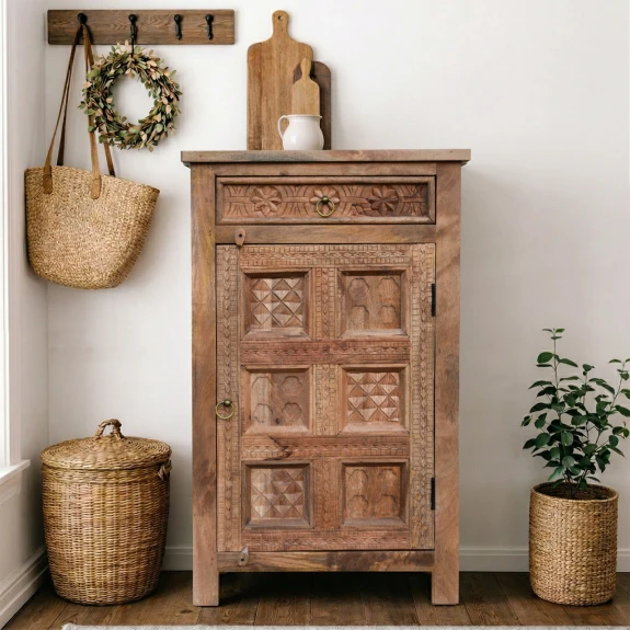 aranzacja przedpokoju z mala szafka rzezbiona meble indyjskie