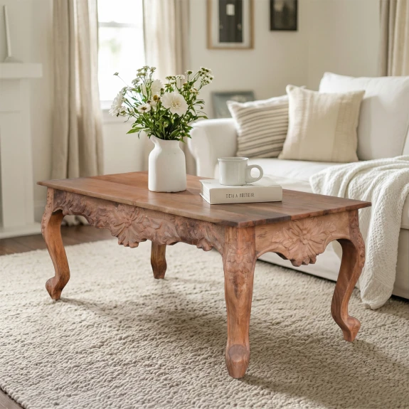 aranżacja jasnego salonu stolik drewniany rzeźbiony na beżowym dywanie przytulne wnętrze