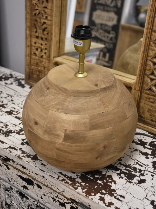 lampa drewniana stołowa podstawa z drewna mango z mosiężną oprawką patynowana