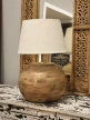lampa rustykalna z poglądowym jasnym abażurem drewniana podstawa do salonu