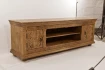 długa szafka pod telewizor z rzeźbionymi frontami drewno mango w kolorze jasnego brązu