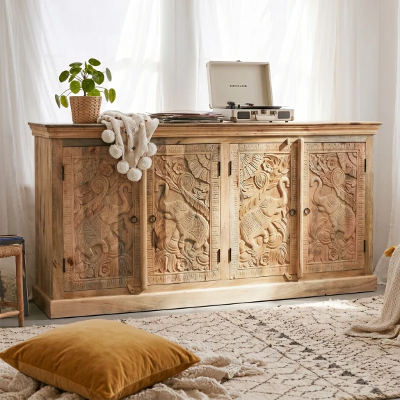 meble indyjskie rzeźbiona komoda elephanta 180cm jasne drewno w przytulnym salonie boho