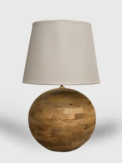 lampa indyjska z drewna okrągła podstawa z abażurem na jasnym tle