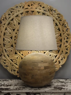 włączona lampa drewniana indyjska podświetlający się abażur
