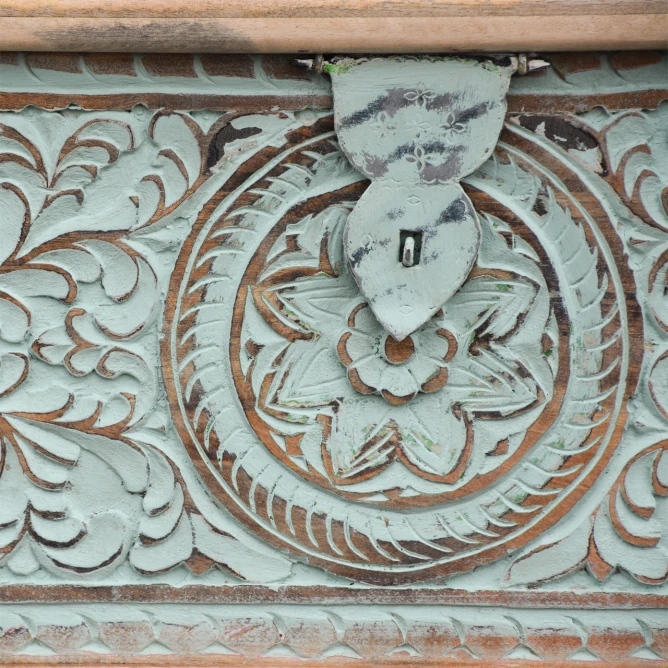 metalowy skobel zamknięcie na rzeźbionej błękitnej skrzyni przecierane detale w stylu shabby chic