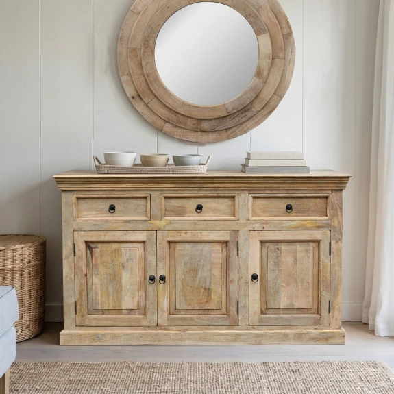 komoda z drewna mango na wprost w jasnym wnetrzu meble rustykalne