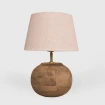 lampa drewniana podstawa kula mango z jasnym stożkowym abażurem białe tło