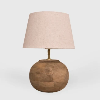 lampa drewniana podstawa kula mango z jasnym stożkowym abażurem białe tło