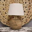 rustykalna lampa na komodę 21cm podstawa z lnianym abażurem na rzeźbionym drewnianym panelu