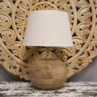 rustykalna lampa na komodę 21cm podstawa z lnianym abażurem na rzeźbionym drewnianym panelu
