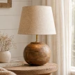 lampa drewniana rustykalna 21cm drewno mango kula na drewnianym stoliku w jasnym wnętrzu