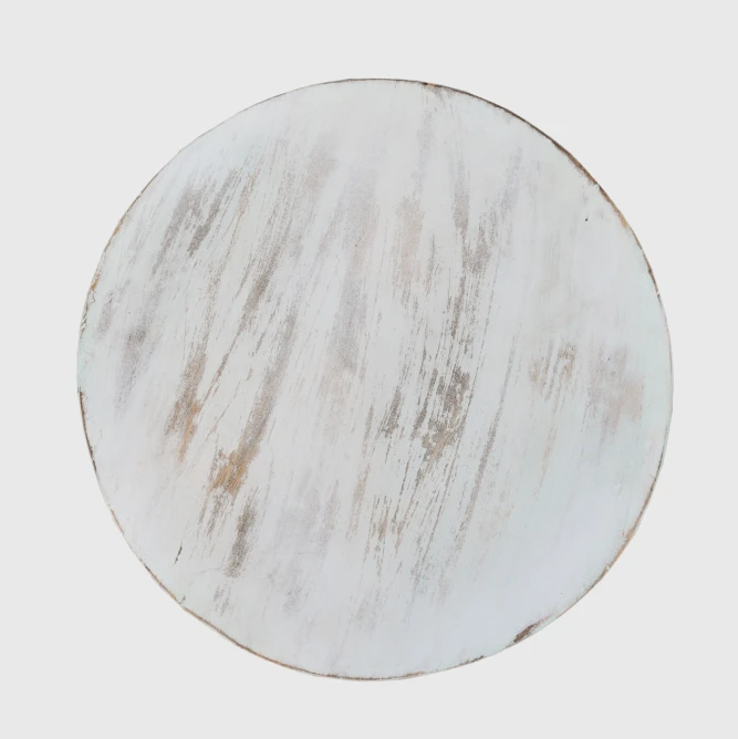 okrągły blat stolika z góry biała farba mocno przecierana styl shabby chic woskowane drewno