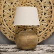 rustykalna lampa na szeroką komodę podstawa 33cm z lnianym abażurem na drewnianym panelu