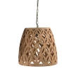 włączona lampa drewniana orientalna zawieszona nad stołem zjawiskowy wzór świetlny i ciepłe światło styl boho