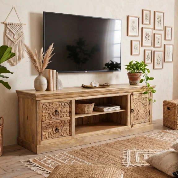 meble indyjskie rzeźbiona szafka rtv 180cm drewno mango pod telewizorem w przytulnym salonie boho