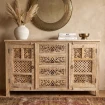 duza rzezbiona komoda boho 150 cm z naturalnego drewna mango w cieplym wnetrzu meble indyjskie