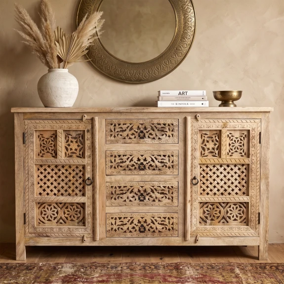 duza rzezbiona komoda boho 150 cm z naturalnego drewna mango w cieplym wnetrzu meble indyjskie
