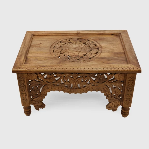 stolik drewniany rzeźbiony blat z centralną florystyczną rozetą lite drewno mango meble indyjskie z góry