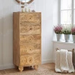 meble boho komoda rzeźbiona 5 szuflad w jasnym wnętrzu naturalne drewno mango