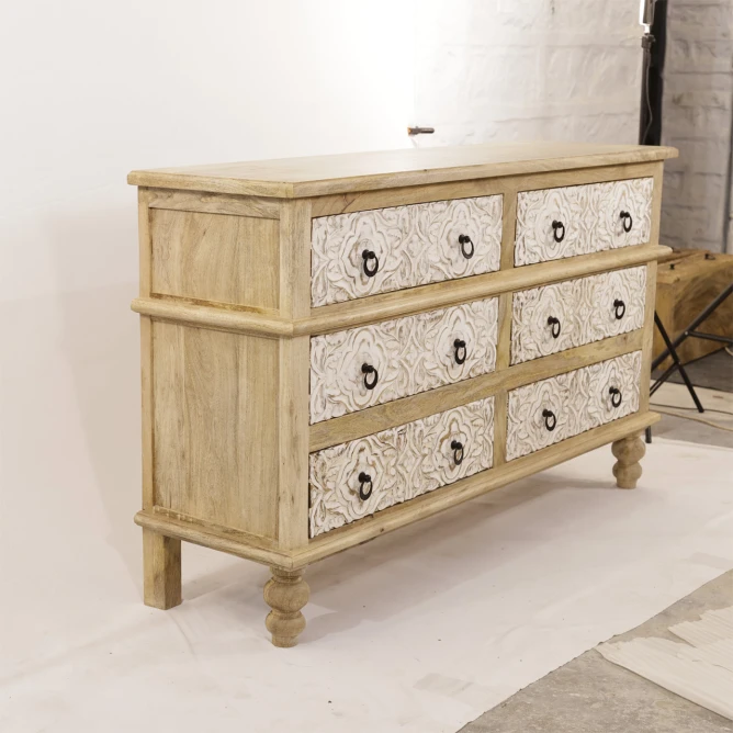komoda rzeźbiona 145x40x85 drewno mango widoczny kontrast naturalnego boku i bielonych szuflad