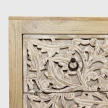 zbliżenie na głębokie rzeźbienia florystyczne bielone fronty szuflad czarne uchwyty kołatki styl shabby chic