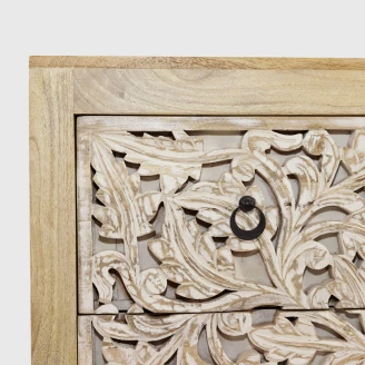 zbliżenie na głębokie rzeźbienia florystyczne bielone fronty szuflad czarne uchwyty kołatki styl shabby chic