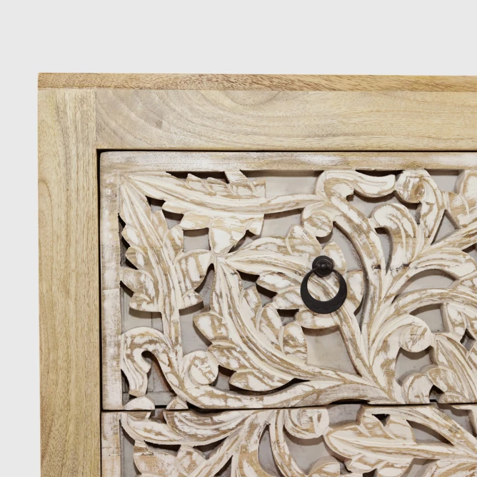 zbliżenie na głębokie rzeźbienia florystyczne bielone fronty szuflad czarne uchwyty kołatki styl shabby chic