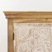 zbliżenie na rzeźbione drzwi komody drewno mango mocno bielona farba shabby chic metalowe czarne okucia