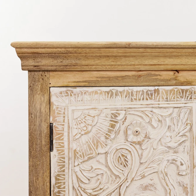 zbliżenie na rzeźbione drzwi komody drewno mango mocno bielona farba shabby chic metalowe czarne okucia