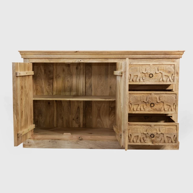 komoda z litego drewna mango 150x45x90 otwarte drzwi widoczna drewniana półka wysunięte szuflady bez sklejki