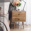 meble boho szafka nocna drewniana 45cm z drewna mango z dwiema szufladami przy łóżku w jasnej sypialni