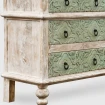 zbliżenie na piaskowany i bielony korpus z drewna mango rzeźbione szuflady shabby chic zielone meble drewniane