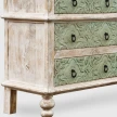 zbliżenie na piaskowany i bielony korpus z drewna mango rzeźbione szuflady shabby chic zielone meble drewniane