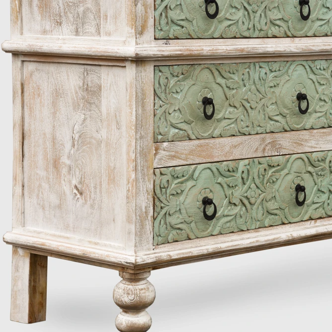 zbliżenie na piaskowany i bielony korpus z drewna mango rzeźbione szuflady shabby chic zielone meble drewniane
