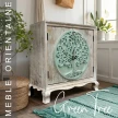 meble orientalne komoda rzeźbiona green tree 90cm jasne drewno mango pastelowe zielone rzeźbienie drzewa w eleganckim salonie