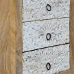 zbliżenie na ręczne rzeźbienia szuflad motyw roślinny przecierana biała farba shabby chic drewno mango