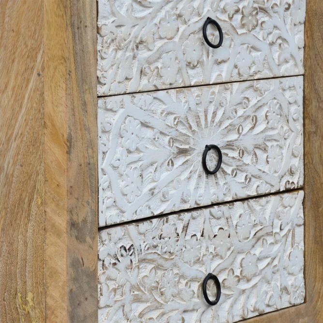 zbliżenie na ręczne rzeźbienia szuflad motyw roślinny przecierana biała farba shabby chic drewno mango