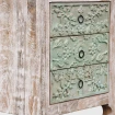 zbliżenie na ręczne rzeźbienia szuflad motyw roślinny przecierana zielona farba shabby chic drewno mango